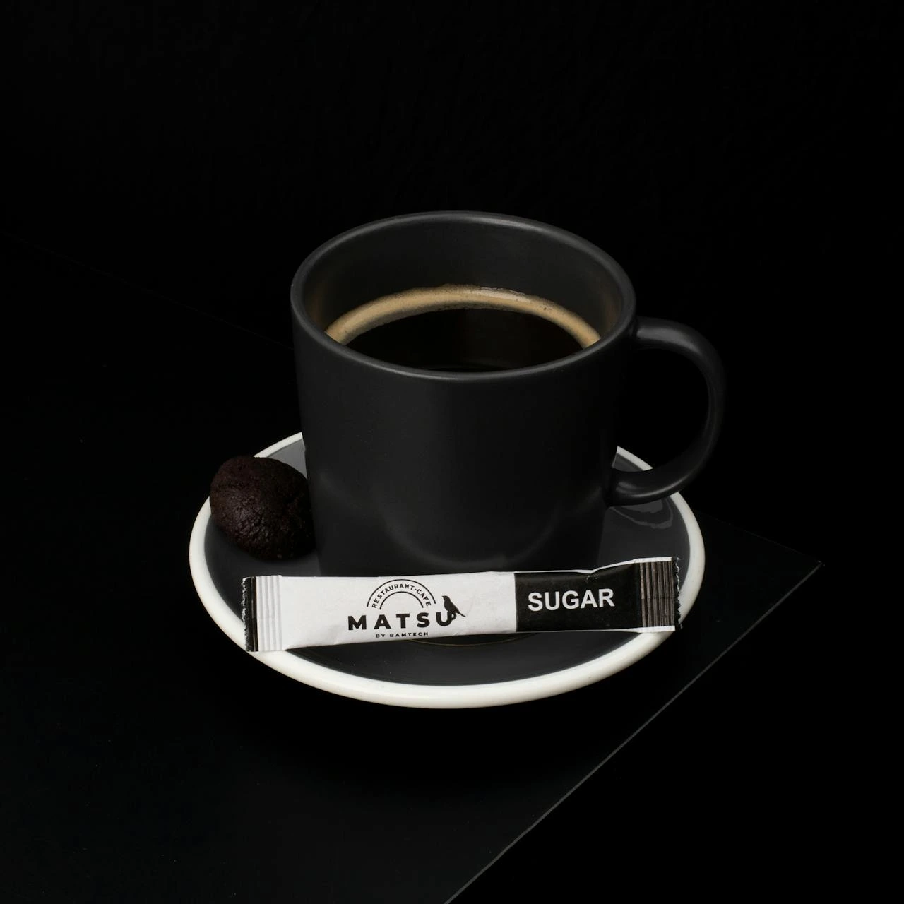 Taza de café americano servido en mesa de madera