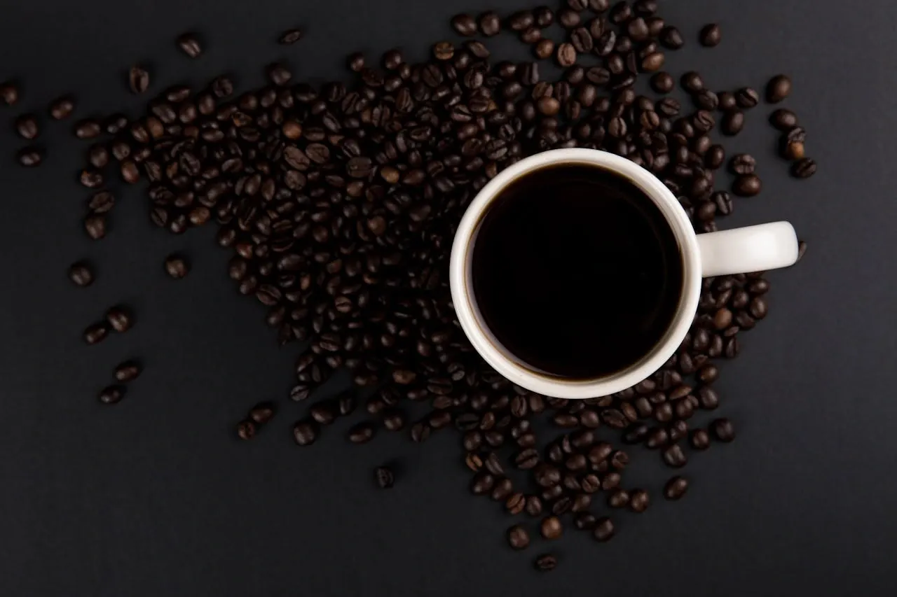 Taza de café servida al cliente en barra de cafetería