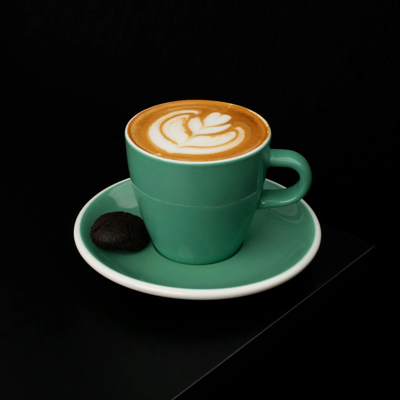 Cappuccino con espuma cremosa servido en taza blanca