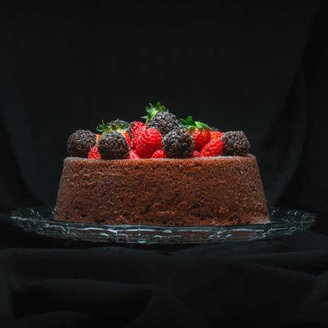 Rebanada de pastel de chocolate con cobertura brillante
