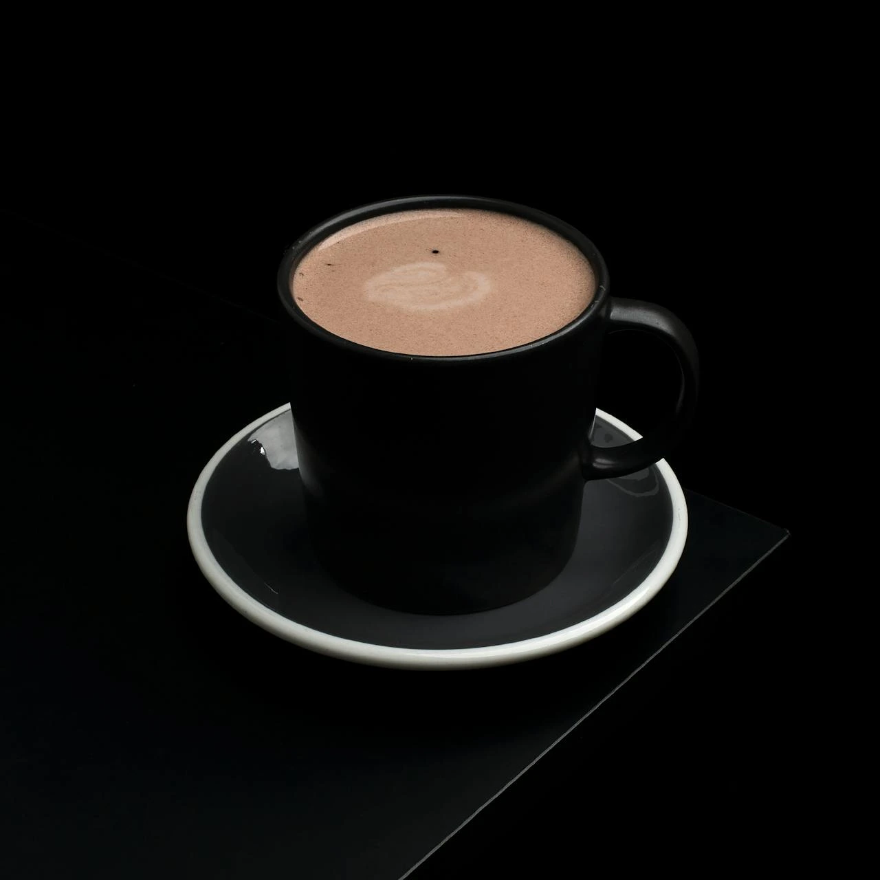 Chocolate caliente servido con espuma en una taza de cerámica