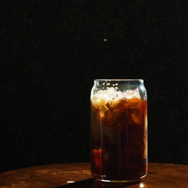 Vaso de cold brew con hielo sobre una mesa clara