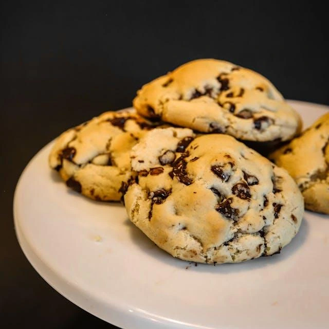 Galletas con chispas de chocolate recién horneadas