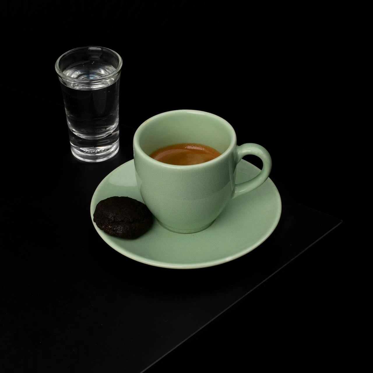 Espresso corto con crema dorada en taza pequeña