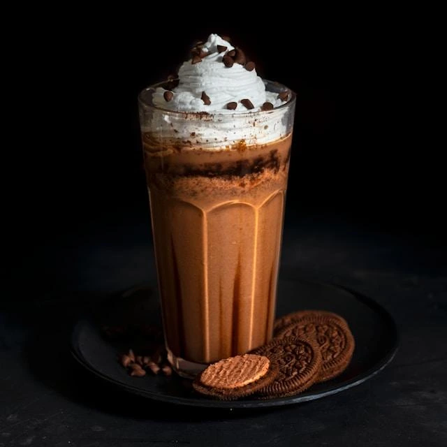 Frapuccino cremoso con hielo servido en vaso alto