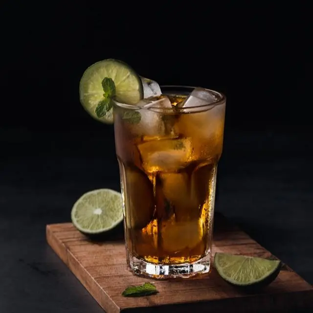 Té helado servido con hielo y rodaja cítrica
