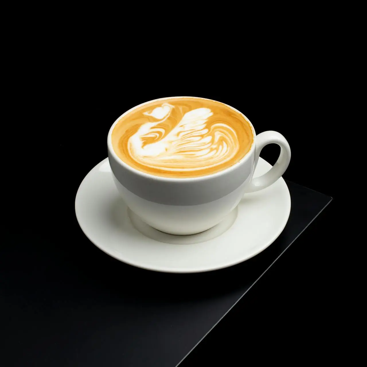 Dos cappuccinos con arte latte sobre una mesa