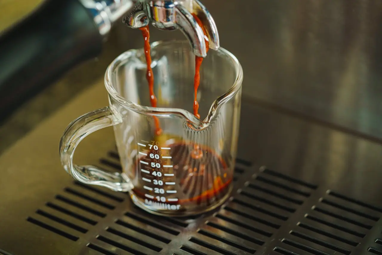 Barista preparando café filtrado con método manual